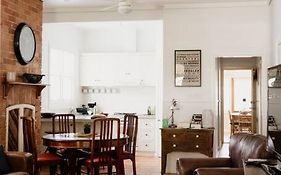 Cottage On Gray - Wangaratta